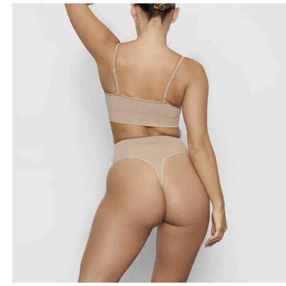 SKIMS Seamless Sculpting Mid Waist Nude Thong Shapewear - Picture 7 of 10
